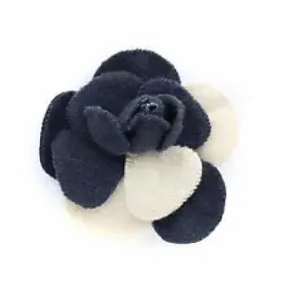 Chanel Camelia Knit Brooch - Picture 9 of 11